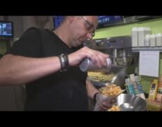 Descubre la deliciosa experiencia de probar las papas fritas belgas en tu viaje a Brujas: turismo gastronómico en su máxima expresión